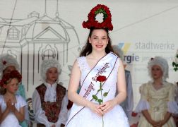 Dornburg Krohnt Neue Rosenkoenigin 01